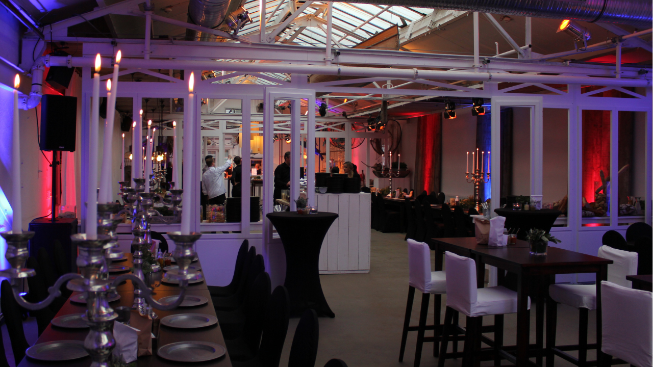 Companion Deck im Lofthaus Düsseldorf mit Dinner-Dekoration.